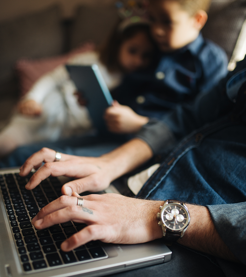 papà e figli utilizzano tablet e pc