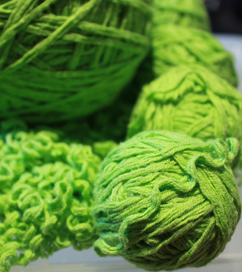 gomitolo di lana colorata di verde 