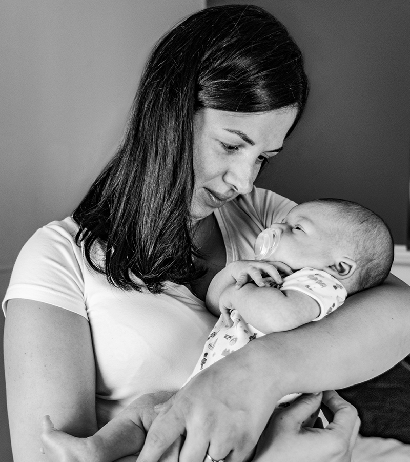 madre tiene in braccio suo figlio neonato