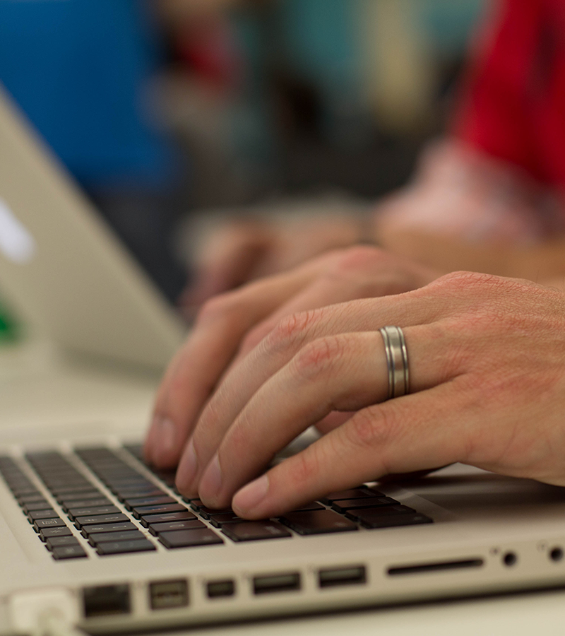 mano maschile con fede mentre lavora al pc