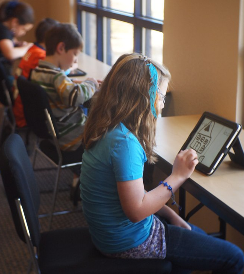 studenti mentre studiano con l'ausilio del tablet