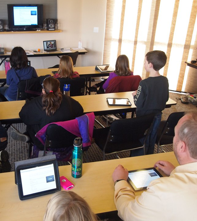 lezione di informatica in classe