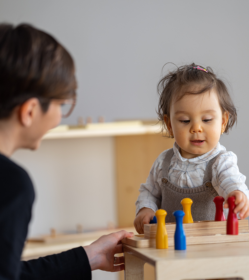 bambina che impara dalla maestra