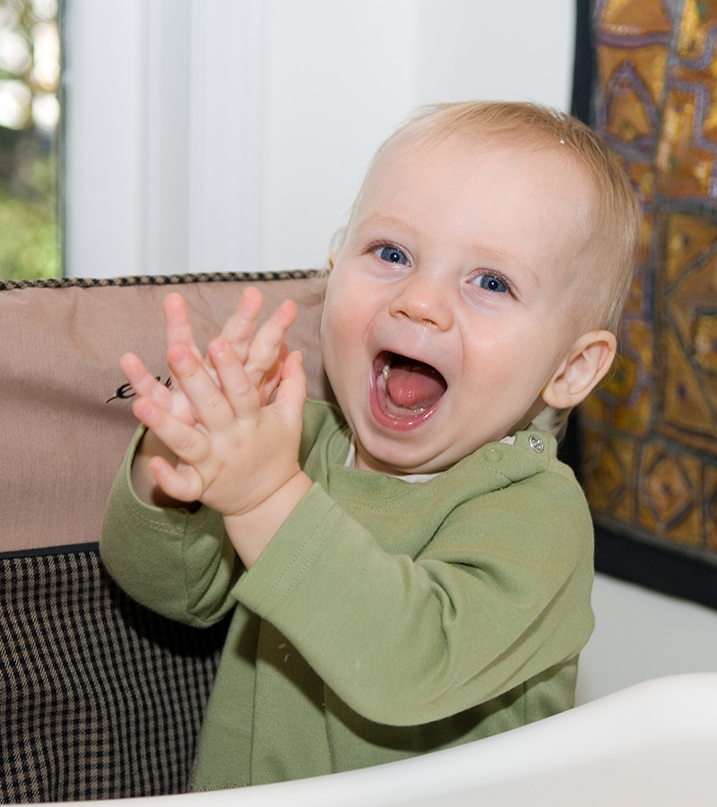 Bambino sorridente batte le manine.