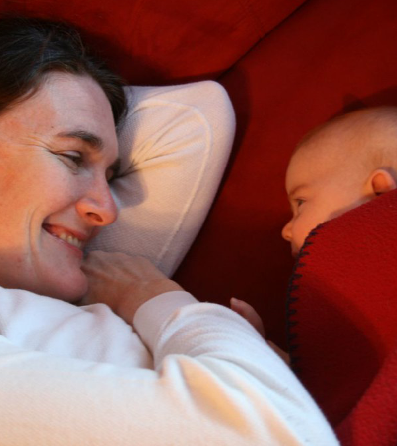 Mamma e bambino sul divano