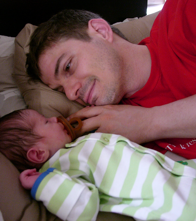 Papà e neonato sul divano