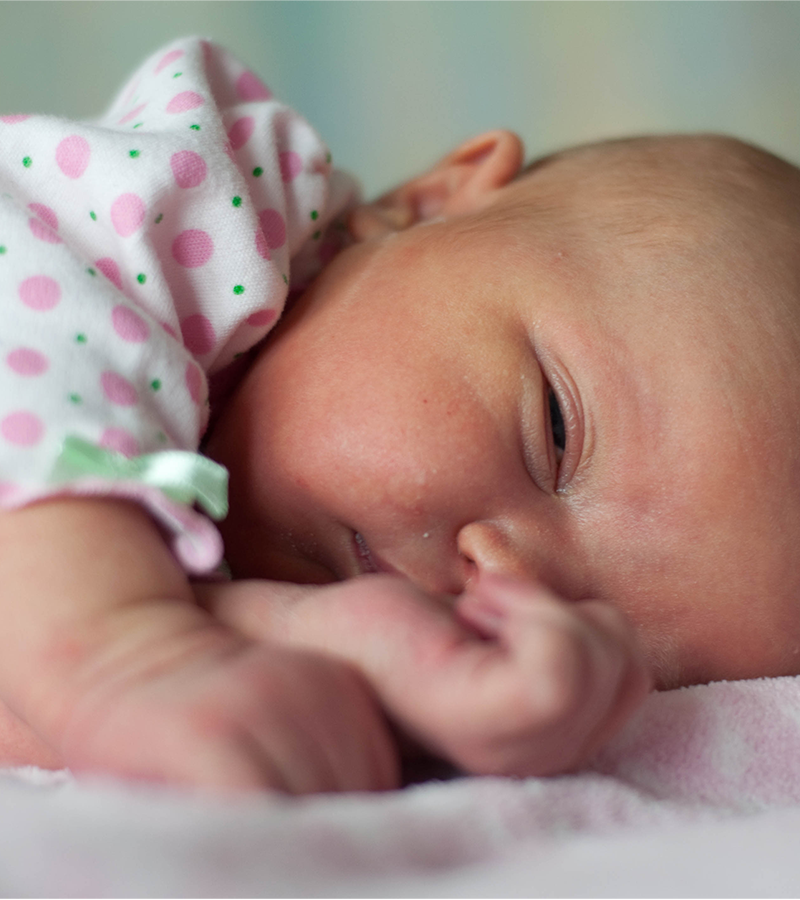 Bambina che dorme col pigiamino.