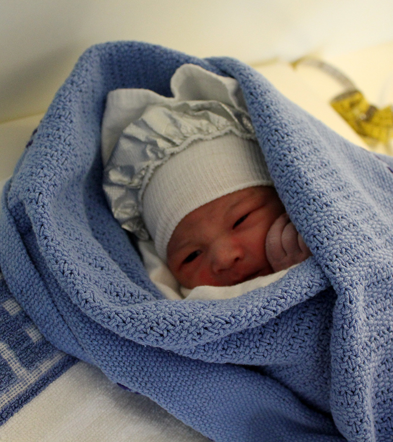 Bambino con copertina.