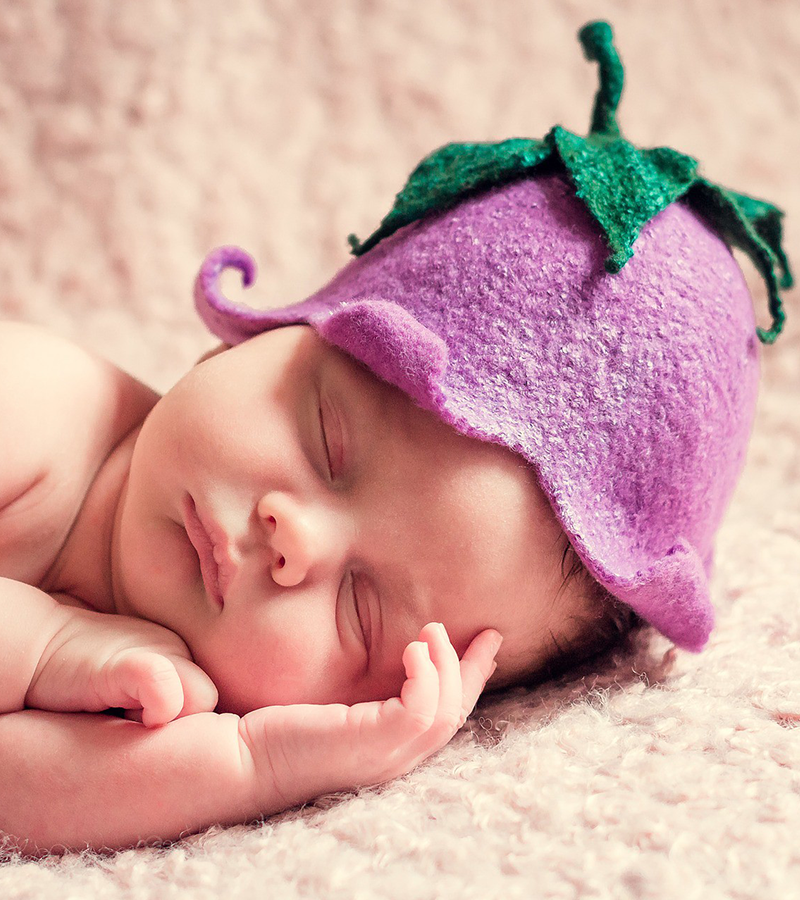 bambino che dorme con cappellino.