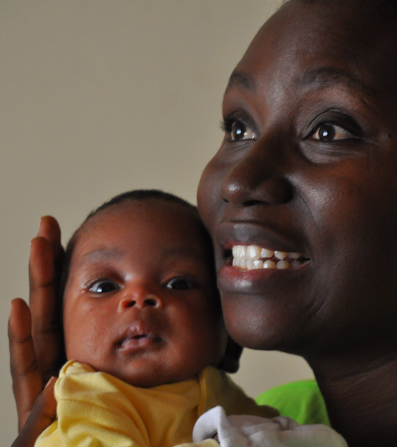 Mamma sorridente con bambino
