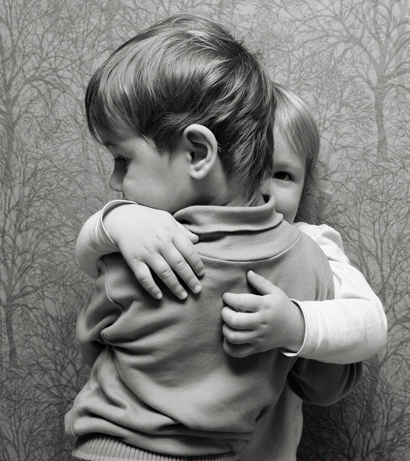 Bambini che si abbracciano