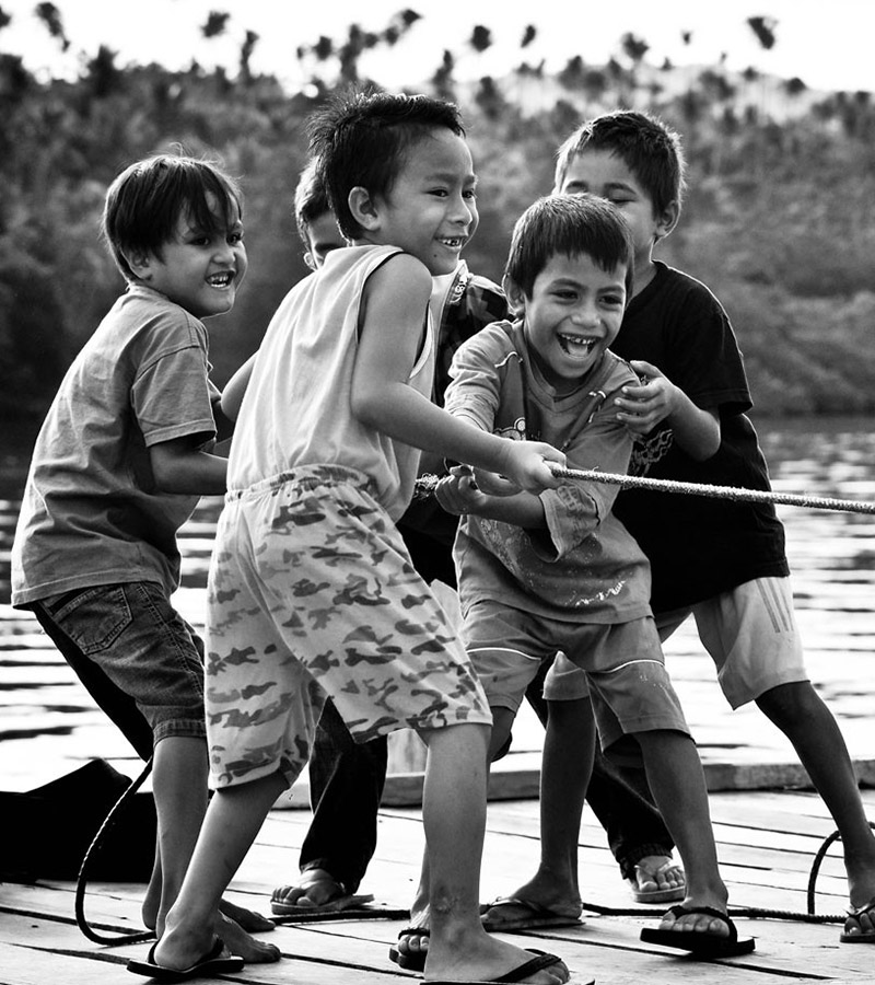 Bambini che giocano con la fune