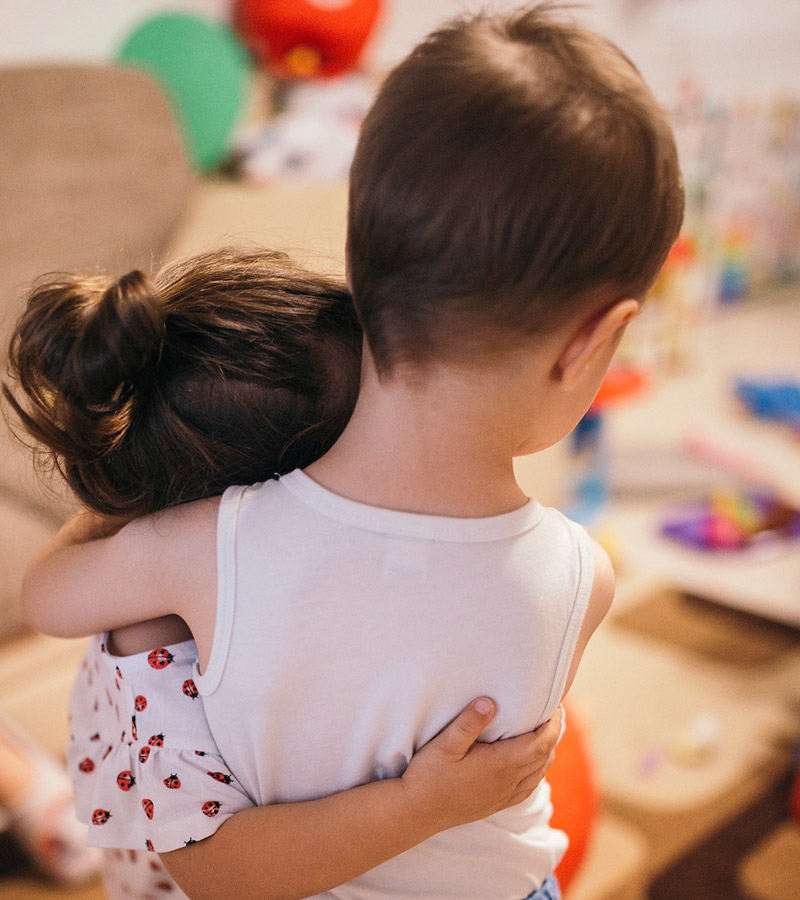 bambini che si abbracciano