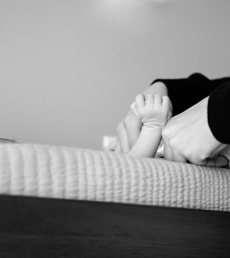 mani che levano un pannolino su lavatoio