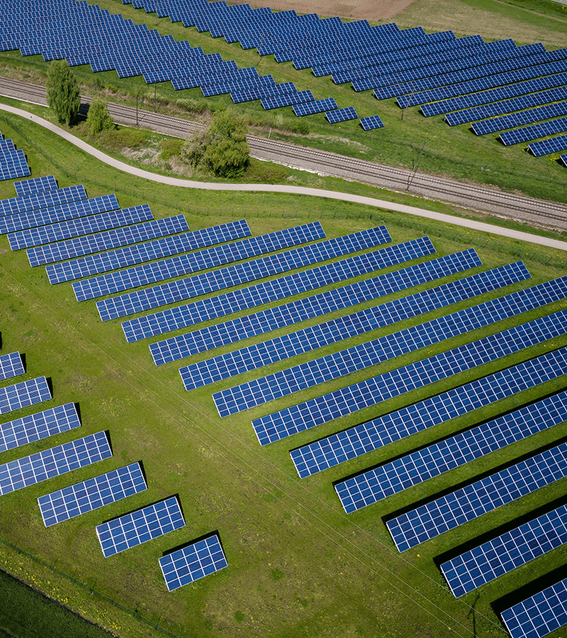 mani che levano un pannolino su lavatoio