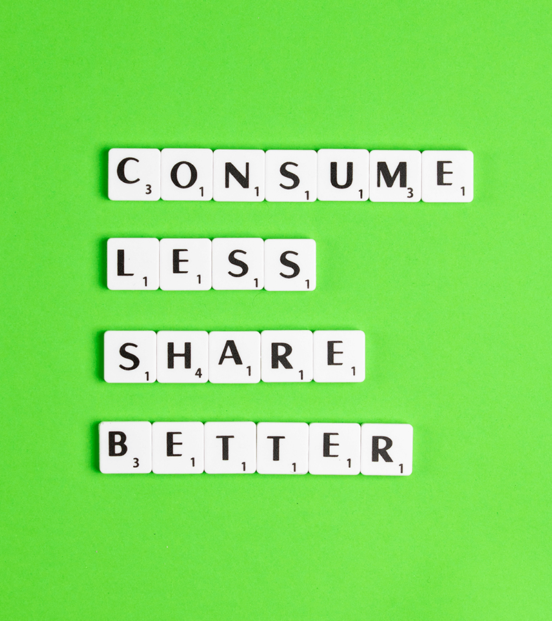 bambino sul divano che beve acqua